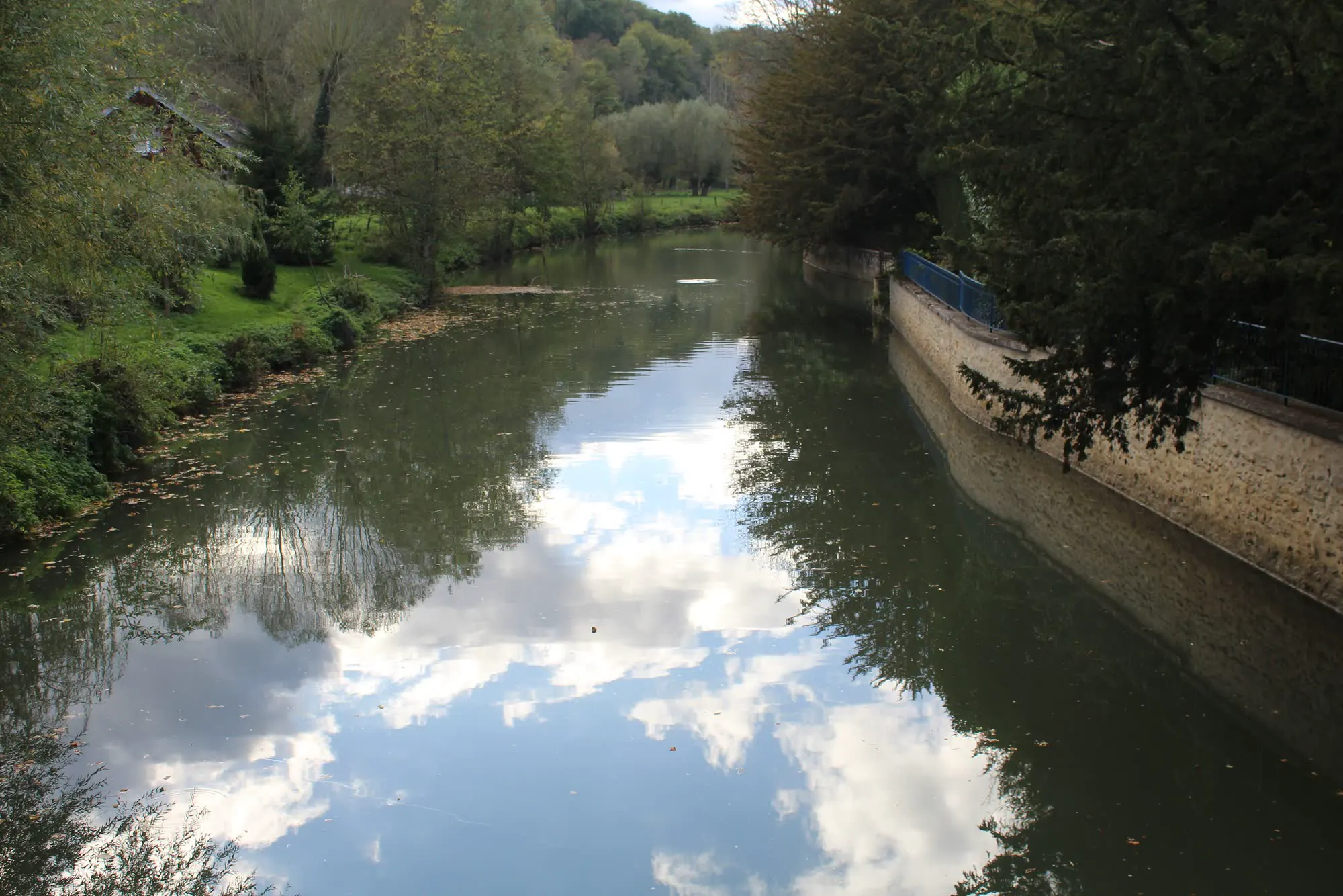 Le Grand Morin à Crécy-la-Chapelle, reflets du ciel dans la rivière bordée d'arbres.